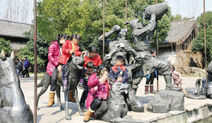 绍兴：雕塑不是玩具别再拿它娱乐