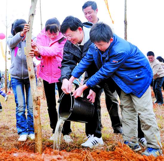 市领导与群众参加义务植树活动