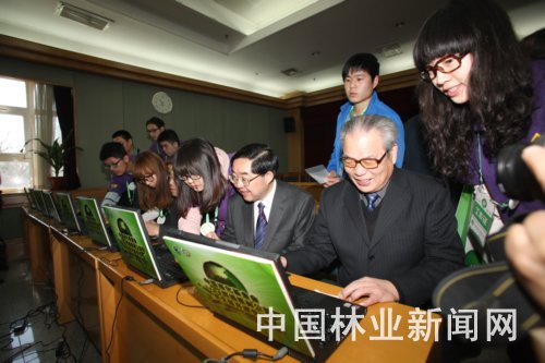 张永利与王志宝现场网络植树