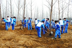 近千名市民在通州区台湖挥锹播绿