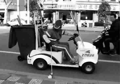 上海：小型“飞行保洁车”亮相申城（图）
