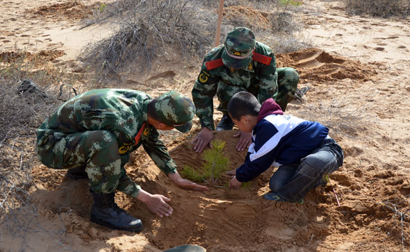 武警和孩子一起种植