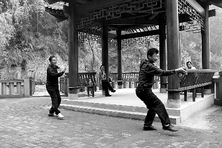 市民在打太极拳