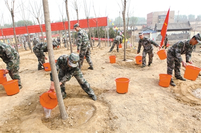 400卫戍区官兵唐家岭植树播绿