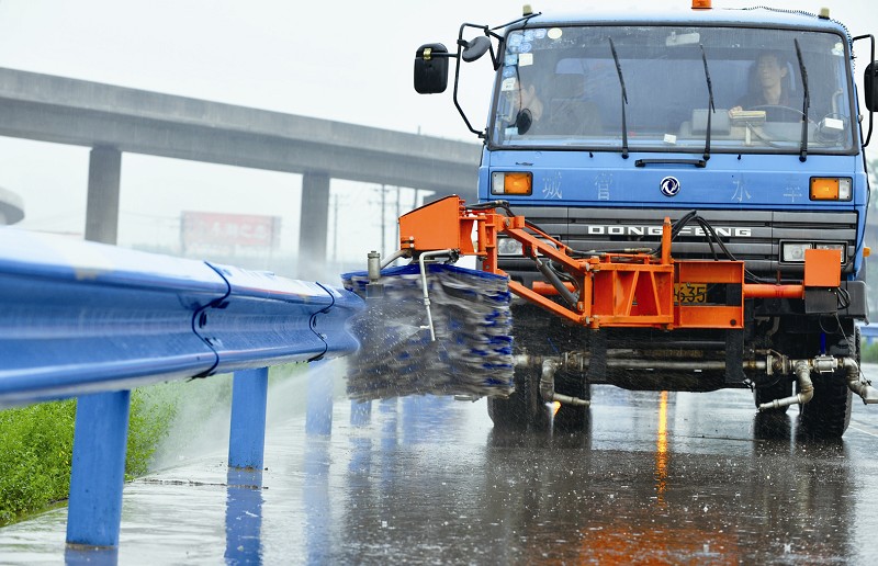 武汉：洒水车“变形” 专洗三环线护栏