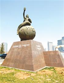 青岛啤酒城啤酒女神与酒杯雕塑或消失(图)