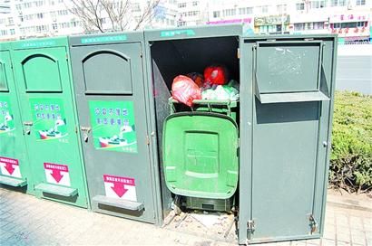 青岛宁夏路垃圾箱怎么“开了膛”(图)
