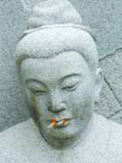 古人被无良市民“奉上”烟蒂