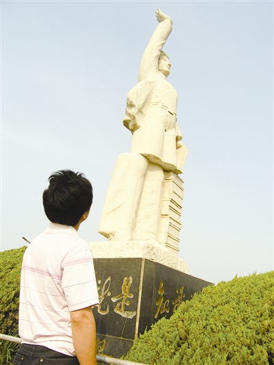 亳州：雕塑“错位” 摇摇欲坠（图）