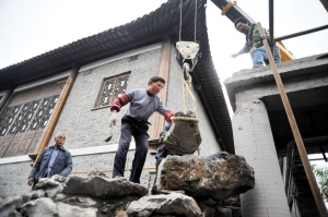 扬州东关街堆砌假山 打造“叠石通道”