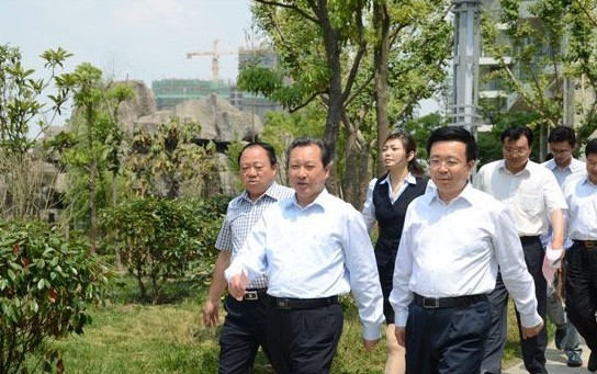 市委书记赵鹏视察天澜湾 大力赞赏其小区绿化