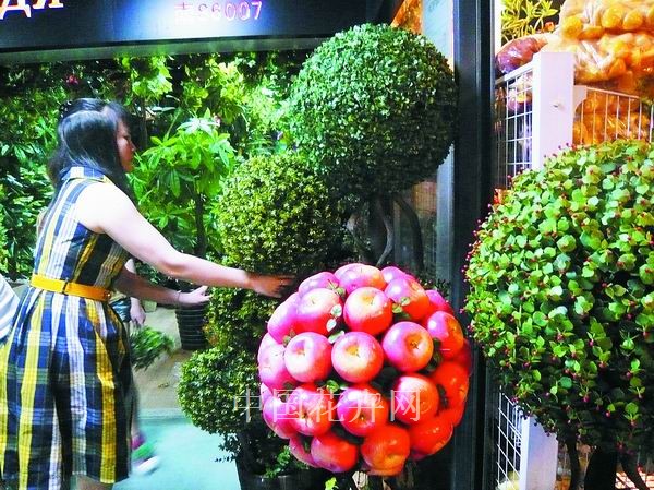 北京：夏日来临 仿真花球也成为热卖产品