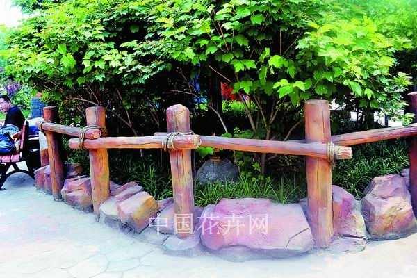 用材丰富的园林绿地护栏（图）