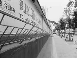 石家庄裕华西路30米护栏“随风摇”(图)
