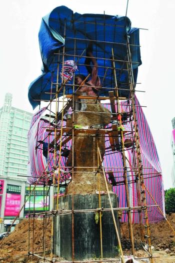 南充：“丝绸女神”雕塑先做模型再搬迁