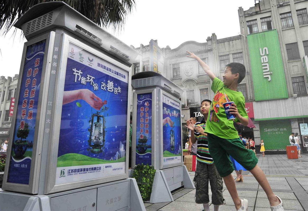 温州：喷雾降温冷站亮相五马街头