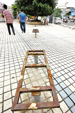 深圳公明中心广场上多个石凳被破坏(图)