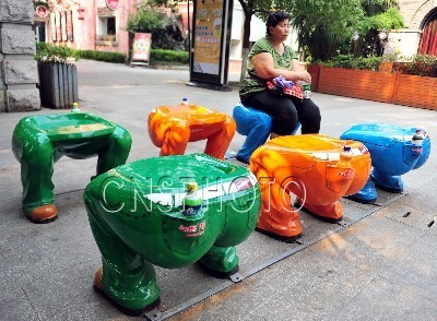 人体半蹲状彩色凳亮相南京休闲街区（图）