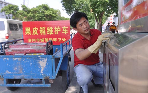 滨州市区果皮箱维护专用车亮相街头