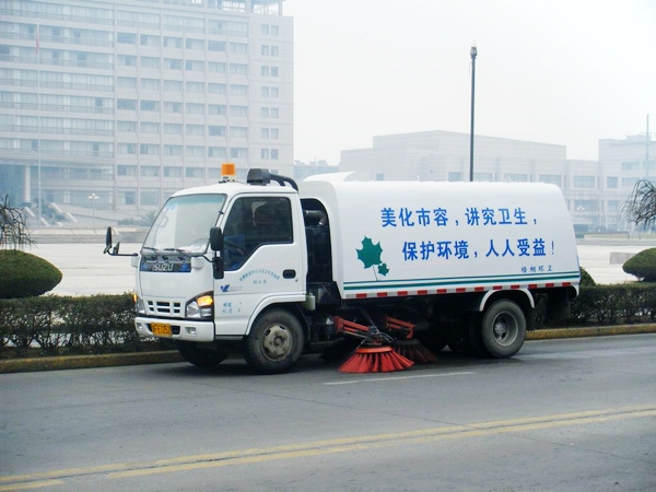 梧桐：道路机械化保洁引入“多功能洗扫车”