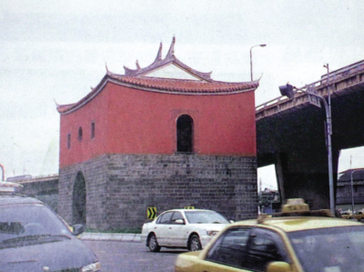 台北的老城门北门仍立于车流之中