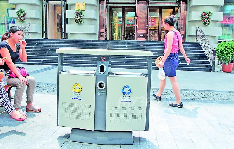哈尔滨南岗区建设街设置新式垃圾箱