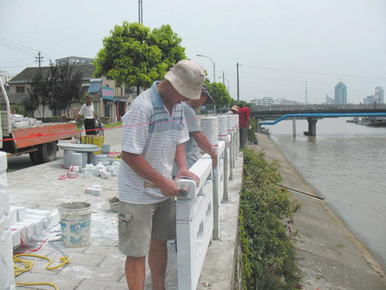 丹阳河道管理所修复香草河沿岸破损护栏(图)
