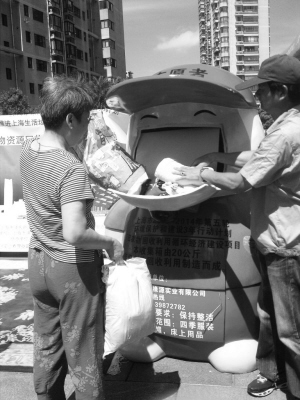 上海：卡通废旧衣物回收箱进驻社区