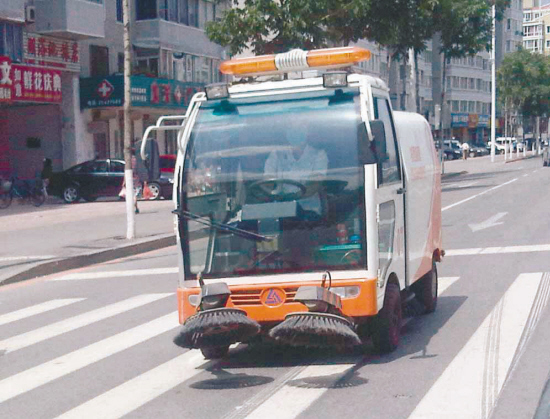 沈阳铁西区：新型环卫清扫车上街（图）