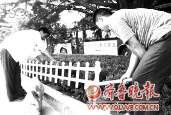 工人们正在安装小栅栏。