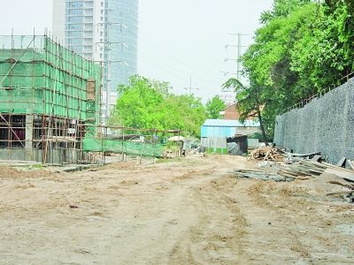 明城墙旁边就是正在新建的观景平台的部分建筑