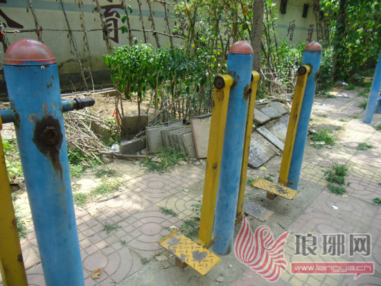 市区一小区内健身器材已经残缺不全。