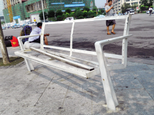 天津海河东路休闲长椅损坏盼维修（图）