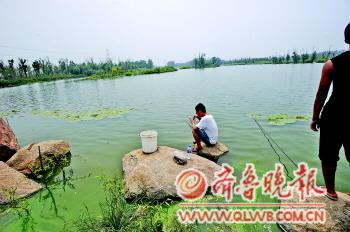 当地居民在潍坊白浪河湿地垂钓