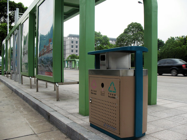 泰州市区主次干道新投放一批果壳箱