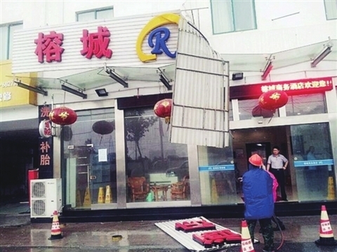 73处户外广告店招安全隐患顺利排除
