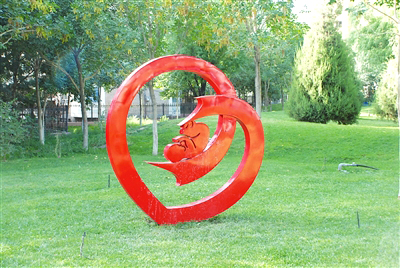 新疆：孔雀河边新添一组雕塑（图）