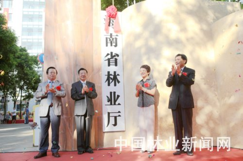 宁夏回族自治区林业局党组书记赵永清（中）带领自治区林业局党组成员调研贺兰山东麓葡萄产业发展情况