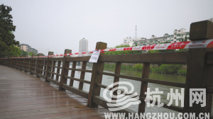 杭州流水西苑运河边护栏腐朽松动（图）