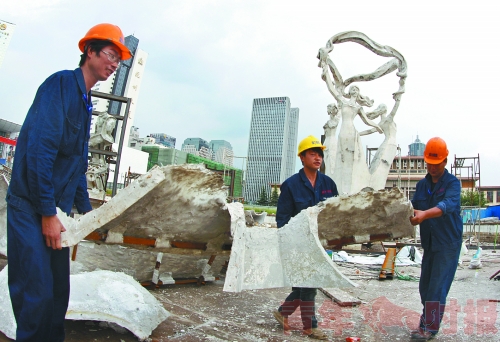 工作人员小心翼翼地搬运模块，焊接固定物，为搬离“少女雕塑”做着准备