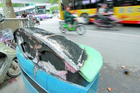 黄河路文化路口的垃圾箱已经被烧5个了