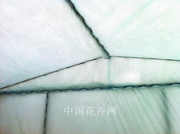 图为用棉被包裹的温室门，减少冷热交换。