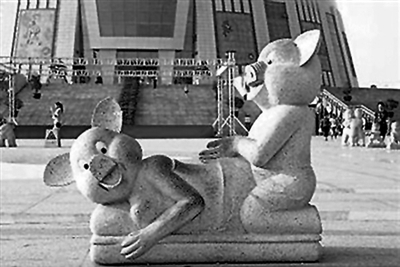 网评“2012全国十大丑陋雕塑”之河南郑州“小猪雕像”。