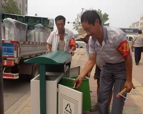 东营市在重点路段增设果皮箱 方便市民