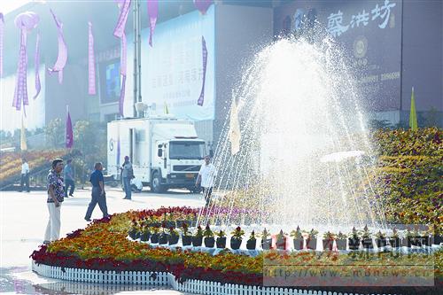 驻马店：花坛喷泉吸引市民驻足观看（图）