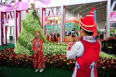 辽宁：“鲜花新娘”亮相沈阳农博会
