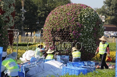 北京：天安门广场布置花卉迎国庆及党的十八大