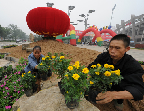 一只喜庆的大红灯笼矗立在市体育中心，灯笼上镶有“祝福祖国”等字样，灯笼下方则是花草组成的祥云图案。