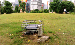 民歌湖广场上的落地景观灯住进了“铁屋”。