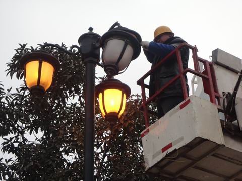 昭通市昭阳区振兴路受损路灯得到修复